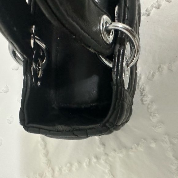 Elegant Black Quilted Handbag - Picture 3 of 7